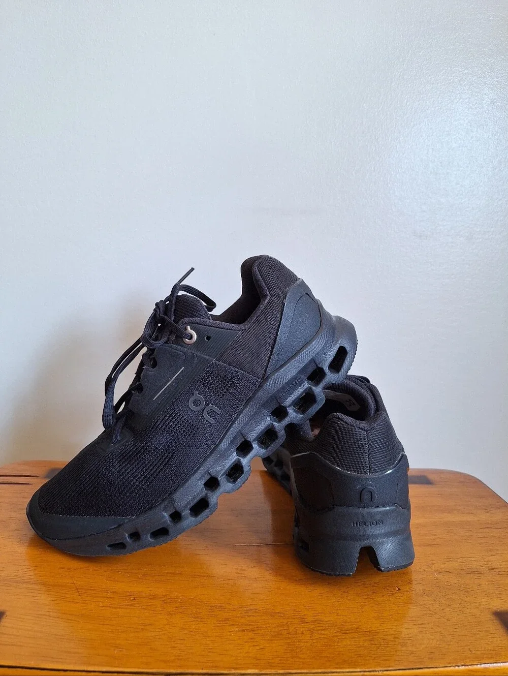 On Running Cloudstratus Women's Black Size 7